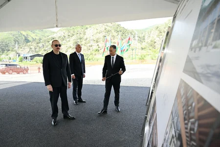 Prezident İlham Əliyev Laçın kanat yolunun təməlini qoyub