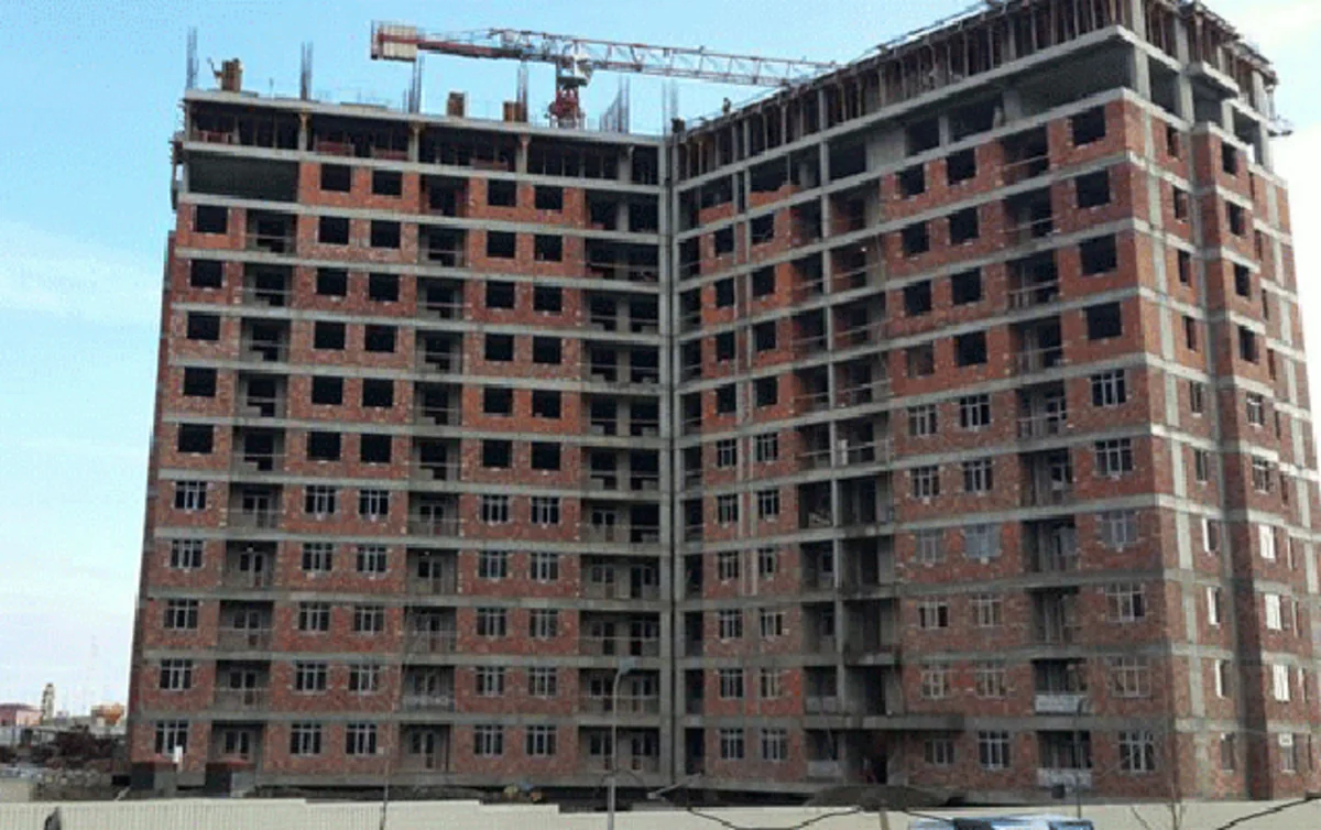 ​Bakıda ustanın binadan yıxılaraq ölməsində günahkar bilinən şəxsin şikayəti əsasında məhkəmə başlayıb