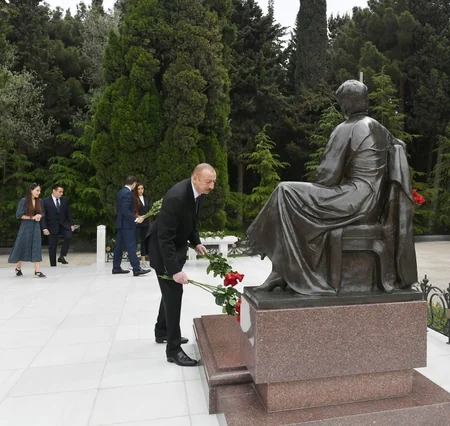 Azərbaycan Prezidenti ümummilli lider Heydər Əliyevin məzarını ziyarət edib - FOTO - YENİLƏNİB