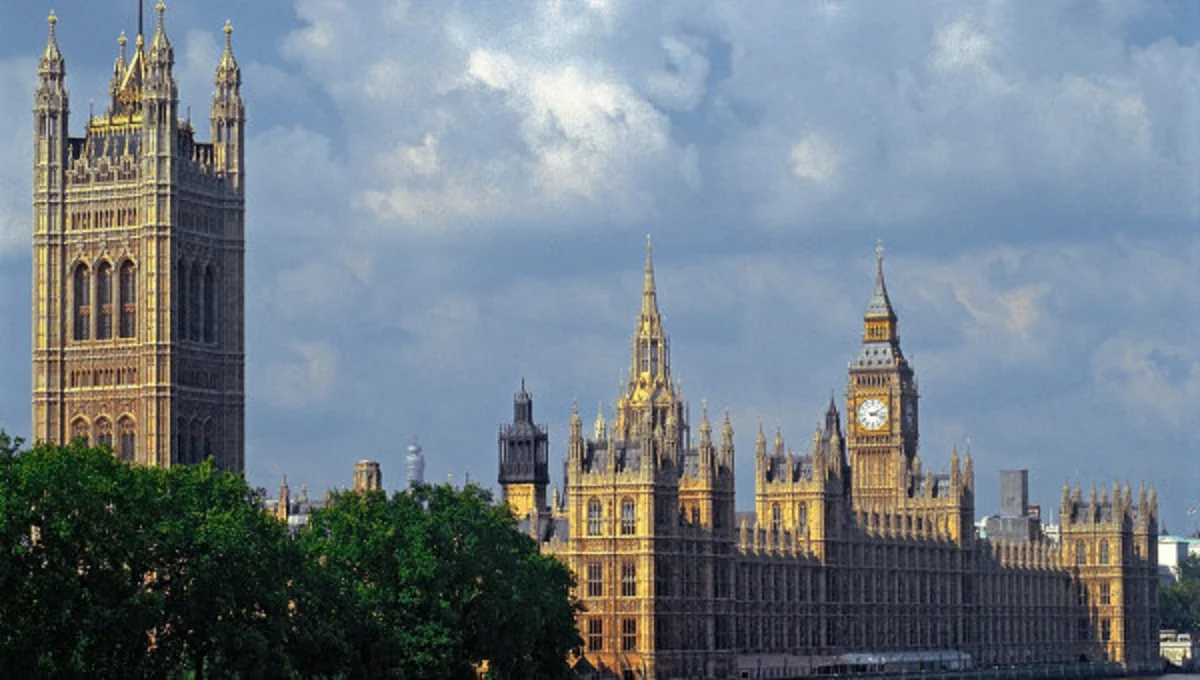 Парламент Британии в октябре решит вопрос о военной операции в Сирии