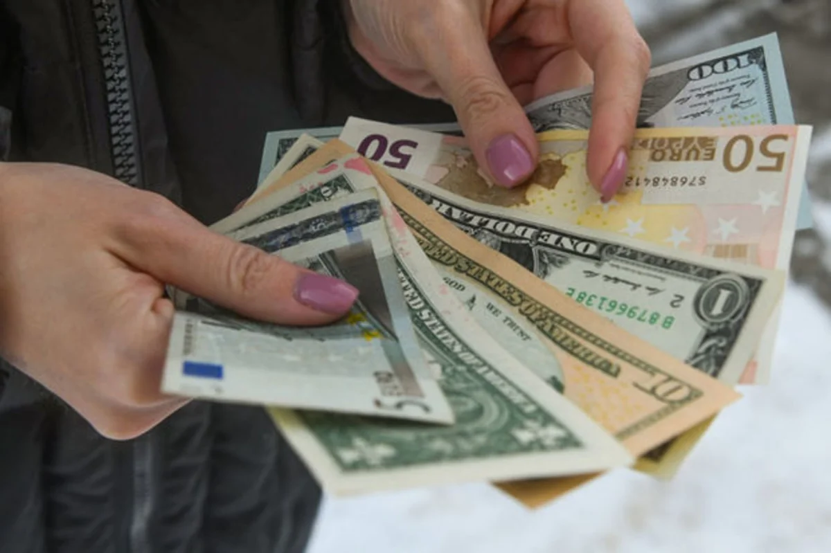 Central Bank extends period of restriction on withdrawal of foreign currency from Russia