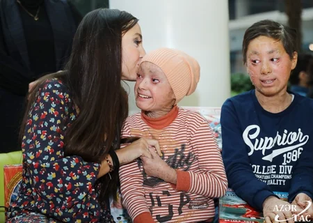 Leyla Əliyeva ixtioz, kəpənək və immundefisit xəstəliyindən əziyyət çəkən uşaqlarla görüşüb