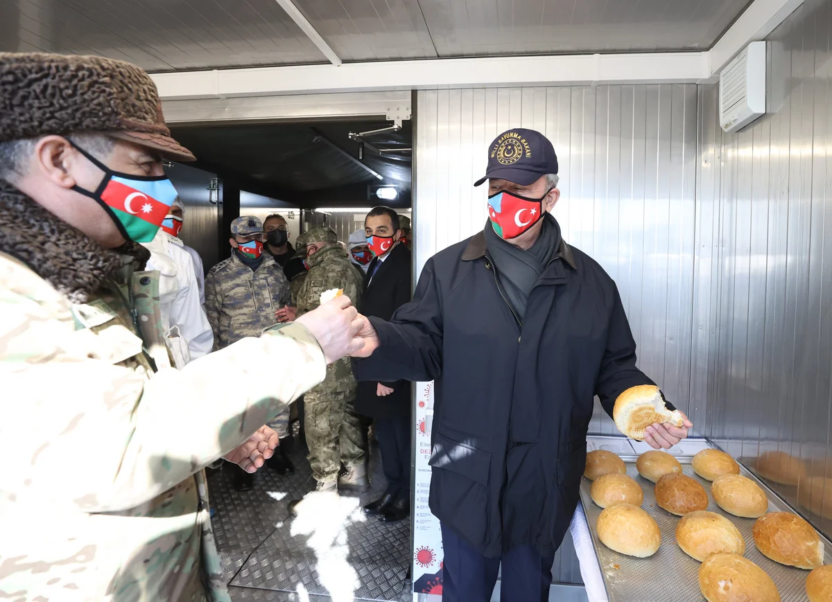 Хулуси Акар угостил Закира Гасанова хлебом 