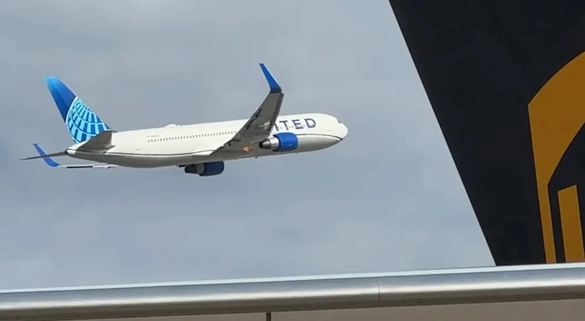 Самолет United Airlines совершил экстренную посадку в Гонконге