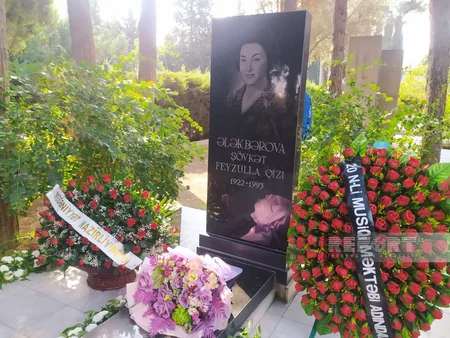 Şövkət Ələkbərovanın məzarı ziyarət olunub