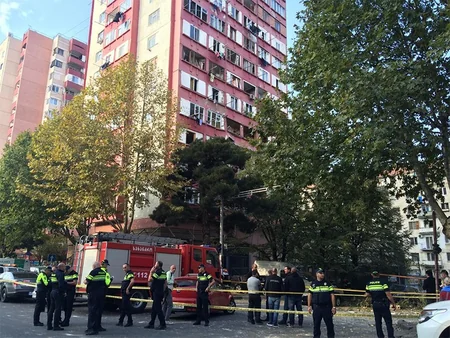 Tbilisidə yaşayış binasında partlayış olub, xəsarət alanlar var - FOTO