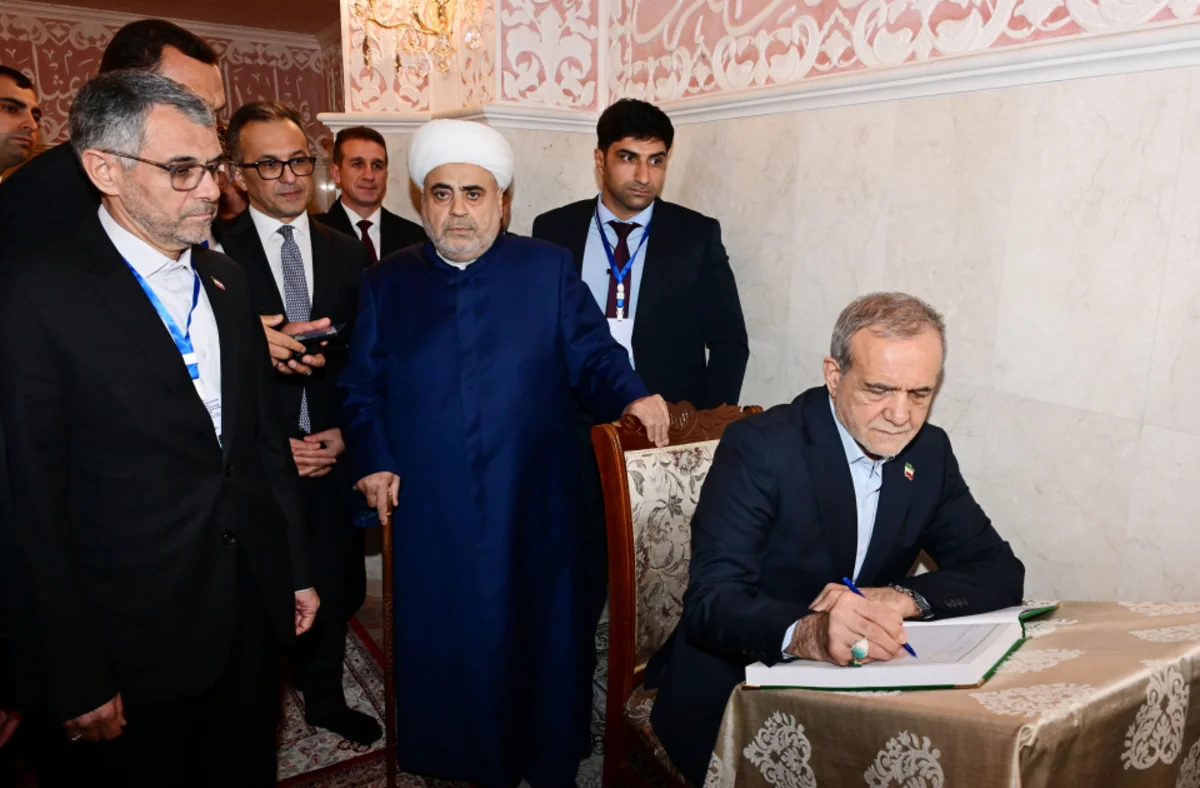 Президент Ирана посетил мечеть Бибиэйбат