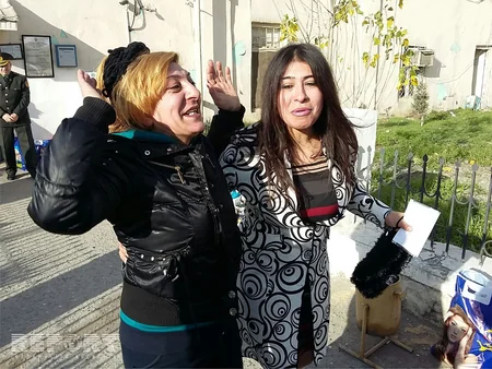 Övladını satmaqda təqsirləndirilən ana azadlığa çıxdı: Ona geri dönəcəyimi demişdim... - FOTO