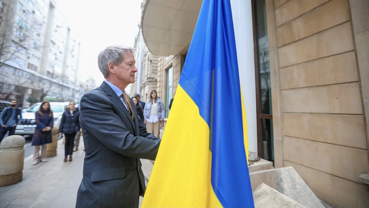 Перед посольством Великобритании в Азербайджане развевается флаг Украины