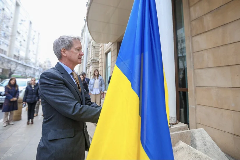 Перед посольством Великобритании в Азербайджане развевается флаг Украины