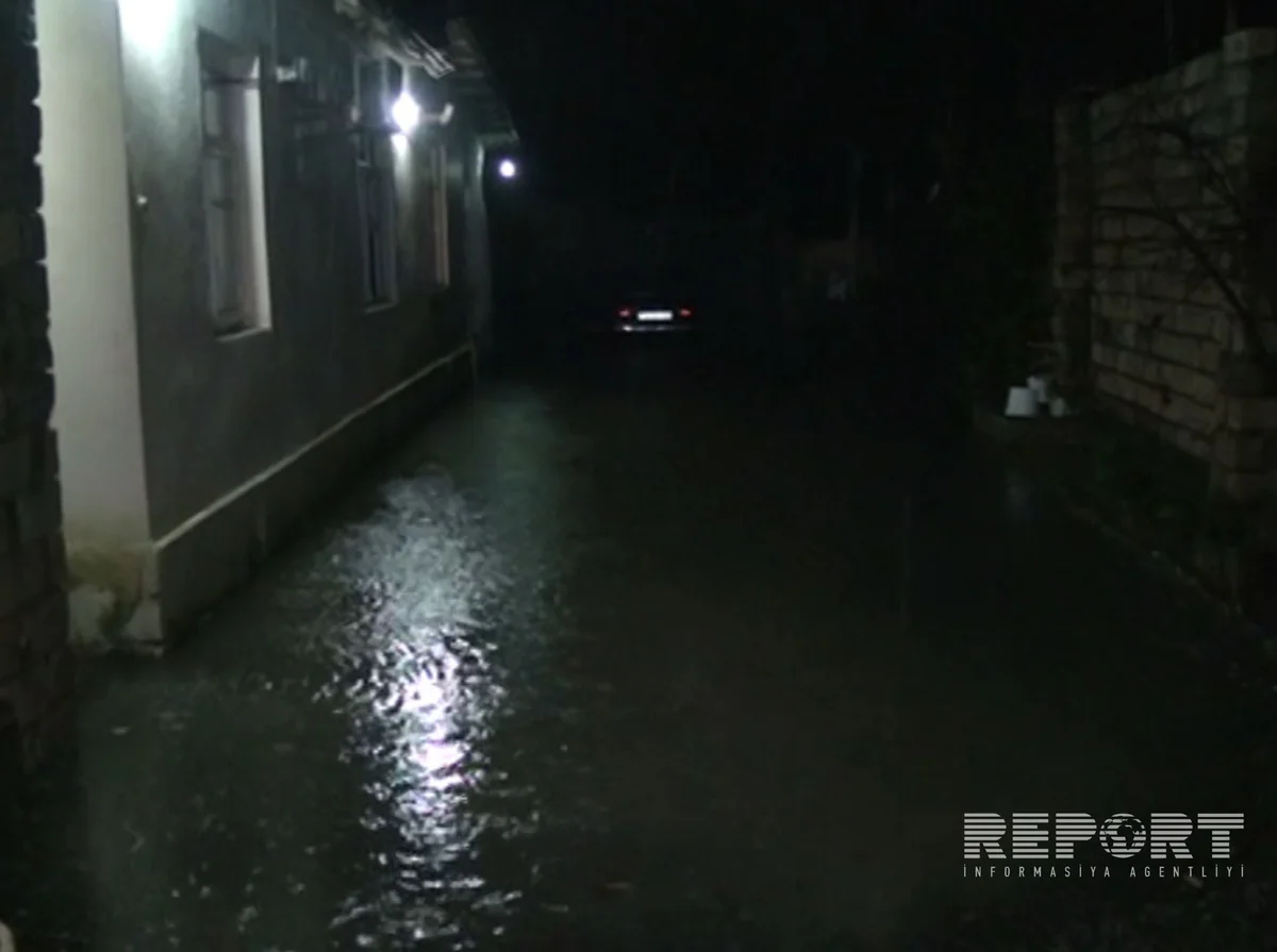 Lənkəranda leysan yağış yağması nəticəsində bəzi həyətləri su basıb - FOTO