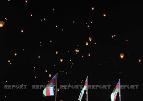 В честь Дня памяти в Баку запустили небесные фонарики