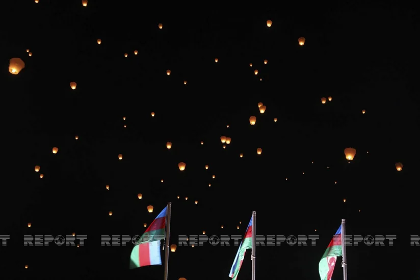 Vətən Müharibəsi Memorial Kompleksi ərazisində xüsusi şüalarla Zəfər tağı simvolizə edilib, səmaya işıq fənərləri buraxılıb