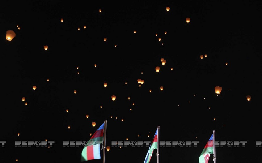 Vətən Müharibəsi Memorial Kompleksi ərazisində xüsusi şüalarla Zəfər tağı simvolizə edilib, səmaya işıq fənərləri buraxılıb