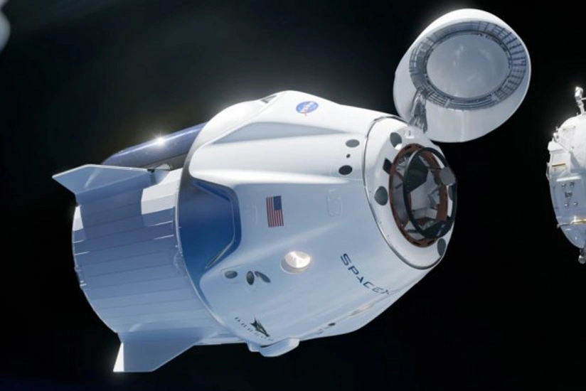 Crew Dragon отстыковался от космической станции