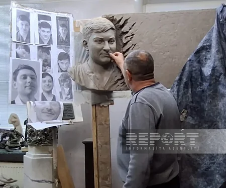 Azerbaijani sculptor creating under 'rocket rain' in Ukraine's Kharkiv - PHOTOS