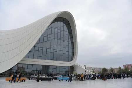Bakıda Dövlət Bayrağı Günü münasibətilə klassik avtomobillərin paradı keçirilib - FOTOREPORTAJ