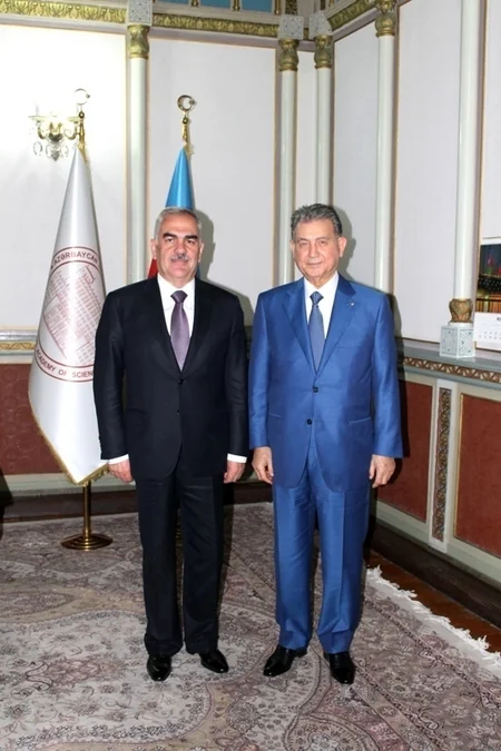 Vasif Talıbov AMEA-nın prezidentinə xatirə medalı hədiyyə edib - FOTO