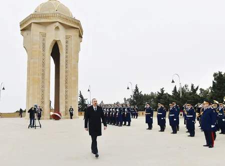 Prezident İlham Əliyev Şəhidlər xiyabanını ziyarət edib