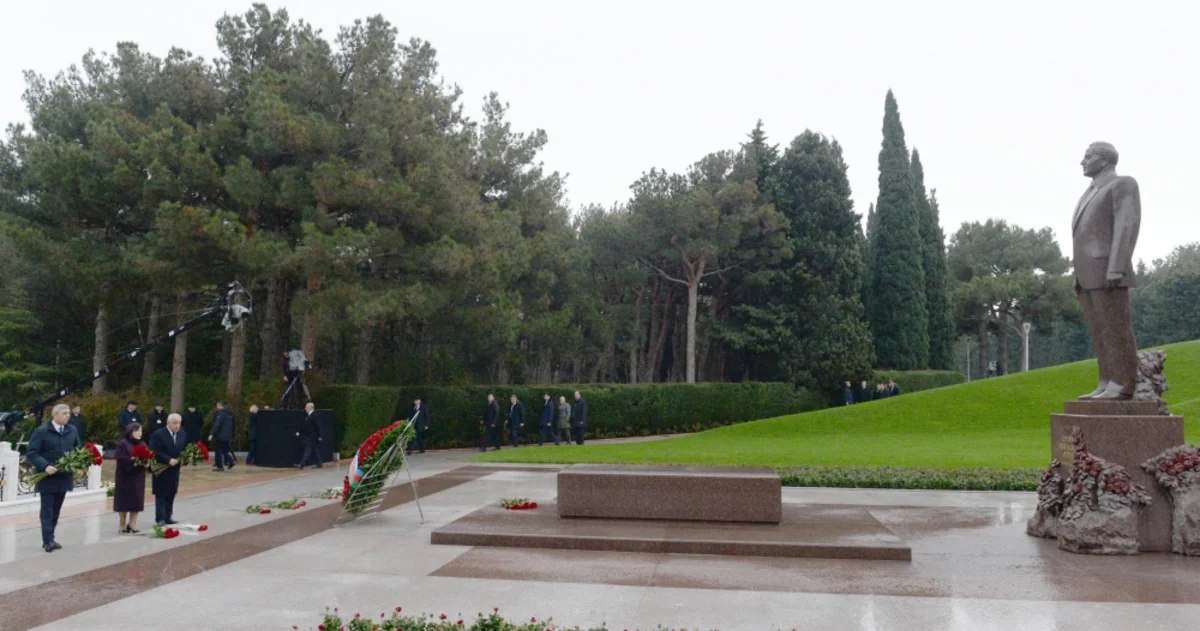 Azerbaijan's state and government officials pay respect to Great Leader Heydar Aliyev