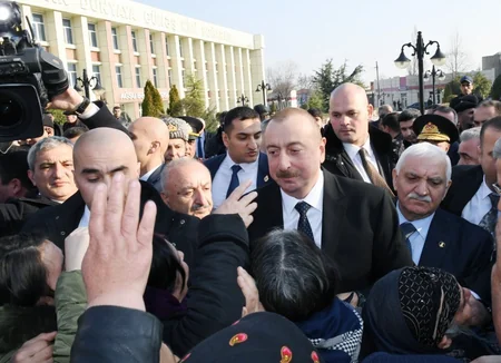 Prezident Ağsuda zəlzələnin nəticələrinin aradan qaldırılması ilə bağlı görülən işlərlə yerində tanış olub