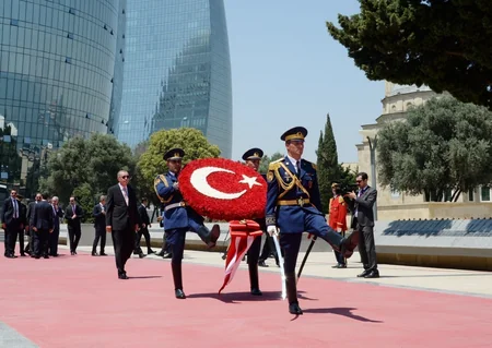 Ərdoğan Fəxri xiyabanı və Şəhidlər xiyabanını ziyarət edib