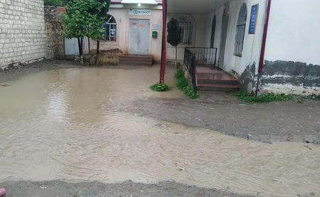 Gecə saatlarından yağan yağış Gəncədə fəsad törədib
