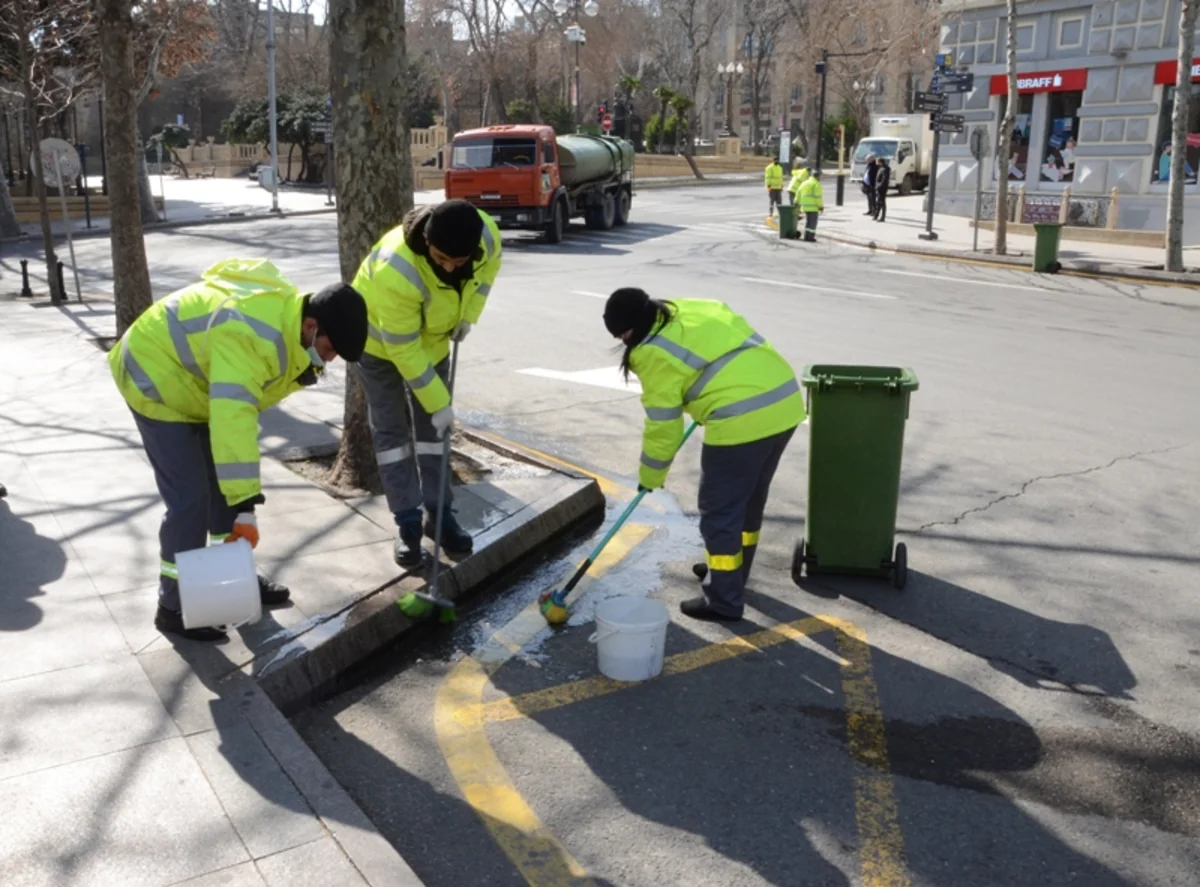 Bakının küçələri və elektrik dirəkləri yuyulub