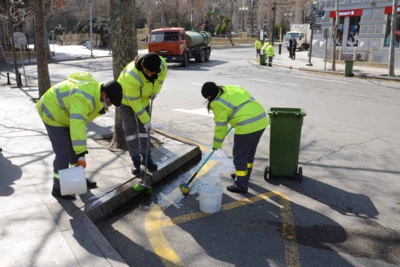 Bakının küçələri və elektrik dirəkləri yuyulub