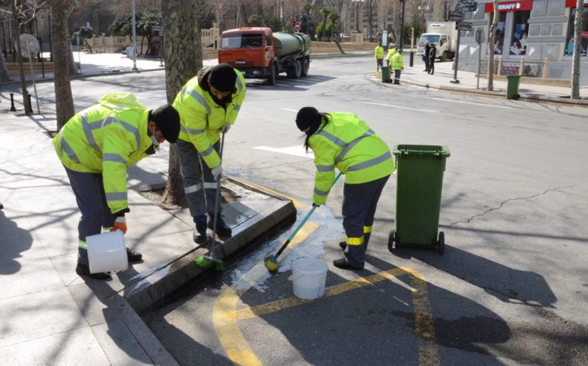 Bakının küçələri və elektrik dirəkləri yuyulub 