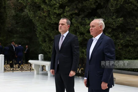 XİN-in rəhbər heyəti Fəxri və Şəhidlər xiyabanlarını ziyarət edib