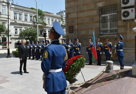 ​Prezident İlham Əliyev Azərbaycan Xalq Cümhuriyyətinin şərəfinə ucaldılmış abidəni ziyarət edib