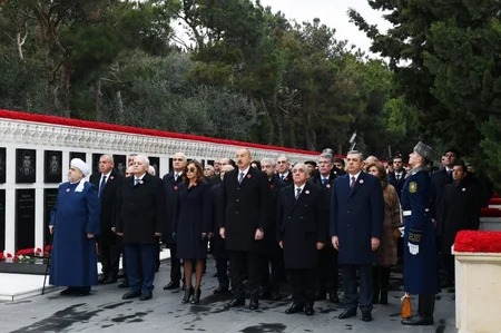 Prezident İlham Əliyev Şəhidlər xiyabanını ziyarət edib - FOTOLAR - YENİLƏNİB