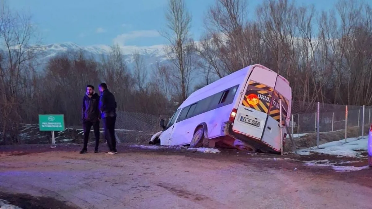 Ərzincanda şagirdləri daşıyan mikroavtobus qəzaya uğrayıb, yaralılar var