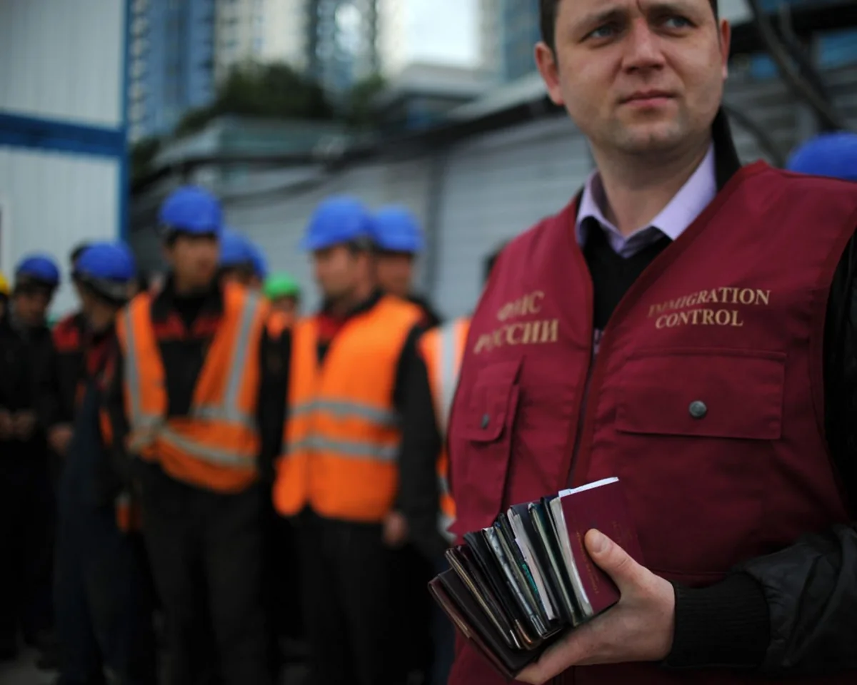 С начала года УФМС по Московской области выдал мигрантам более 10 тысяч патентов на работу