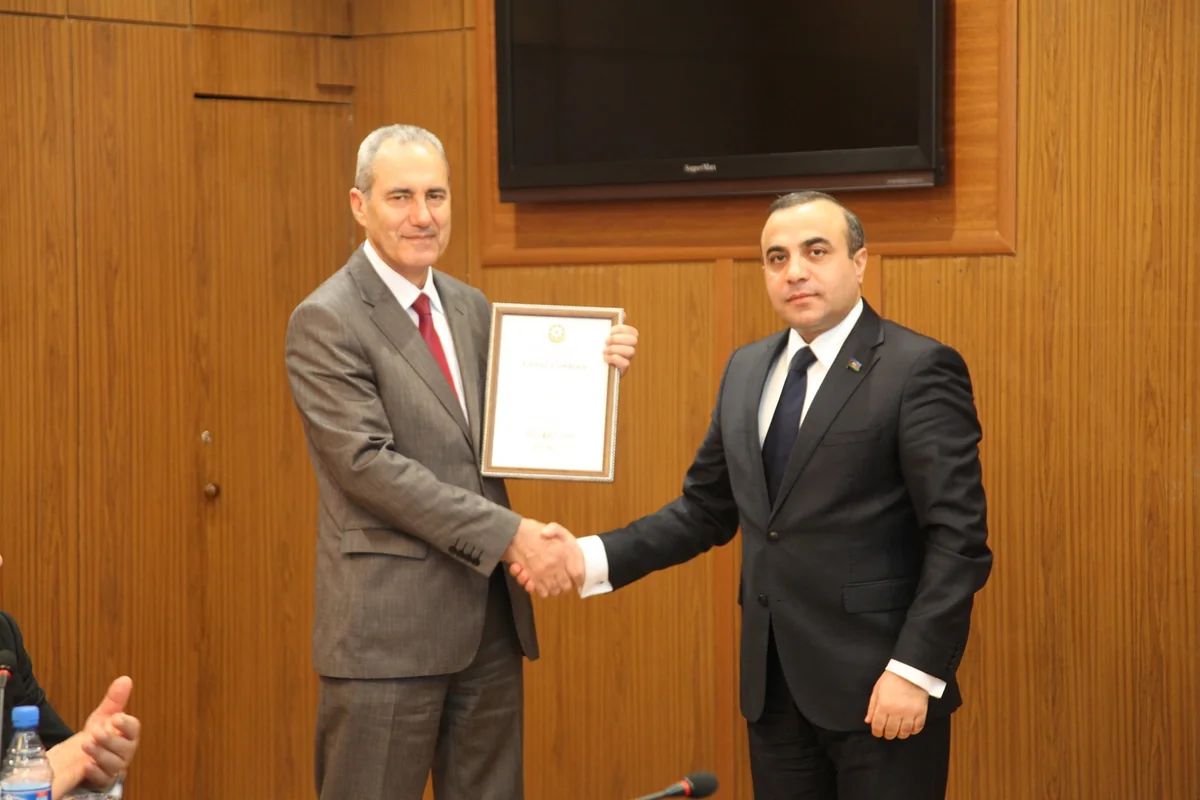 Azay Quliyev iki KİV rəhbərini təltif edib