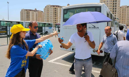 Bakı Nəqliyyat Agentliyinin əməkdaşları sərnişinlərə su paylayıblar