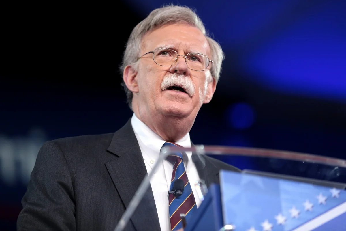 Con Bolton İrana qarşı sanksiyaların yumşaldılmasını istisna edib
