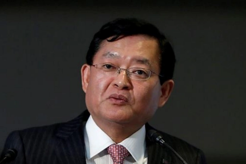 Toshiba chief executive steps down