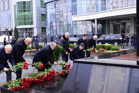 Dövlət və hökumət rəsmiləri Xocalı soyqırımı abidəsini ziyarət ediblər