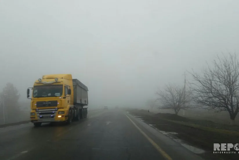 Густой туман затруднил движение транспорта на дороге Баку-Газах - ФОТО