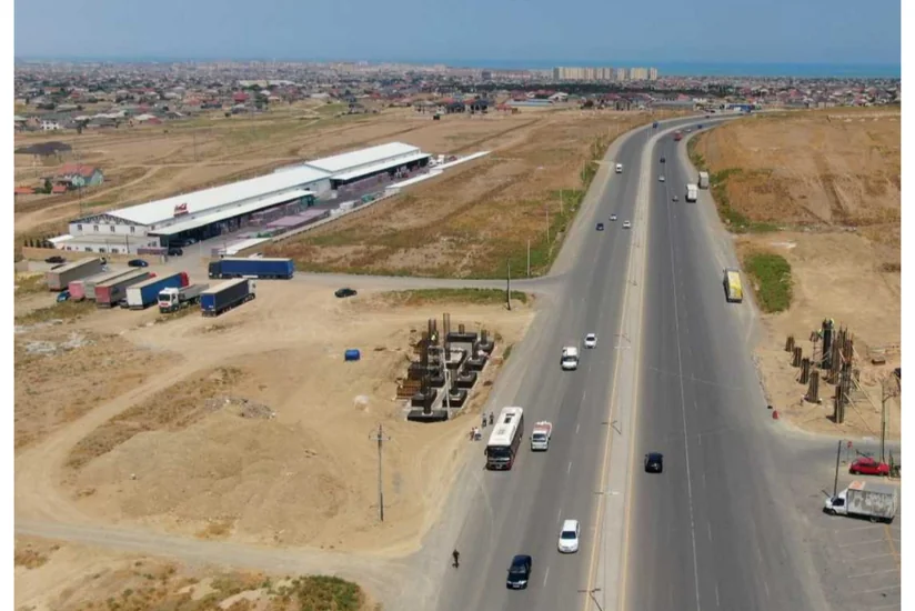 На дороге Пиршаги-Хырдалан-Новханы строится новый надземный пешеходный переход