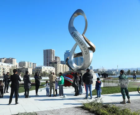 Azərbaycan xalqı Zəfər parkını ziyarət edir - FOTOREPORTAJ