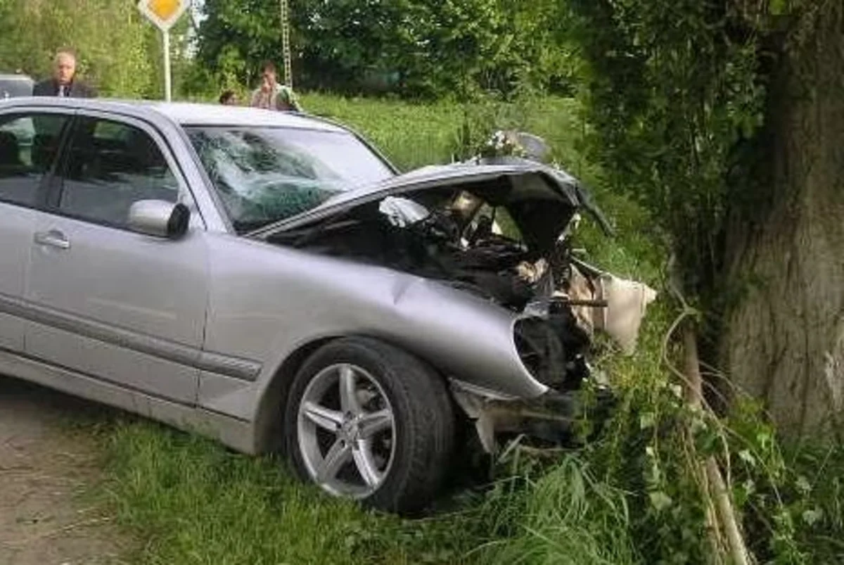 Cəlilabdda Mercedes təmir olunan avtomobilə çırpılıb, usta xəsarət alıb