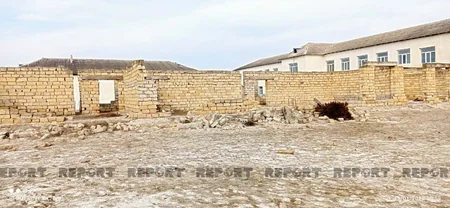 Ucarda məktəbin tavanı dərs zamanı uçub
