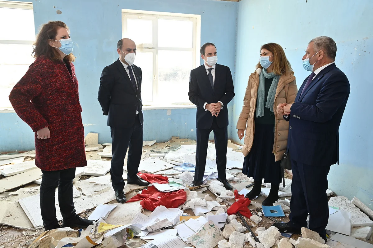 UNICEF və BQXK rəsmiləri Gəncə və Tərtərdə ermənilərin dağıtdığı məktəblərdə olub