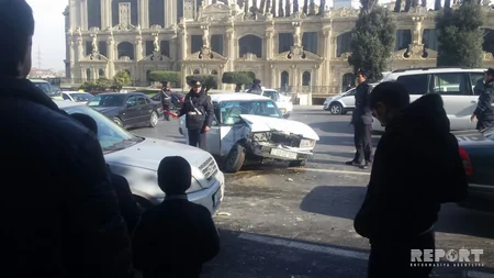 Bakıda sərnişin avtobusu qəzaya uğrayıb - FOTO