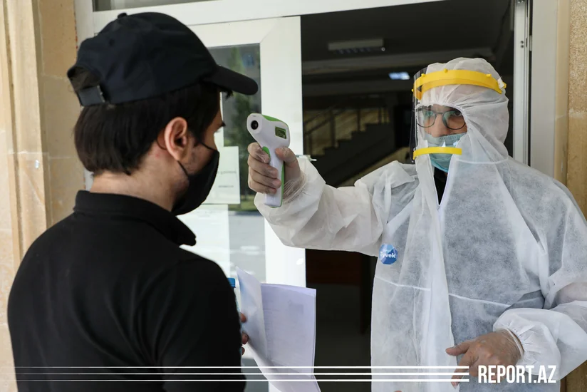 İki abituriyent qəbula buraxılmadı: səbəb qızdırma və telefondur