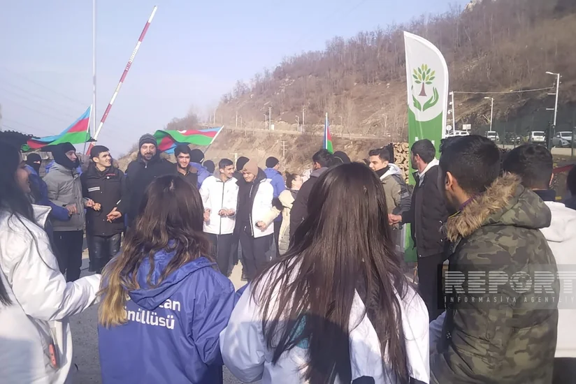 Protesters on Khankandi-Lachin road perform traditional Azerbaijani dances
