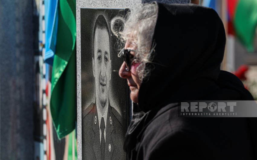 Remembrance Day - flow of visitors to 2nd Alley of Martyrs continues
